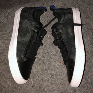 Size 13 men’s converses.